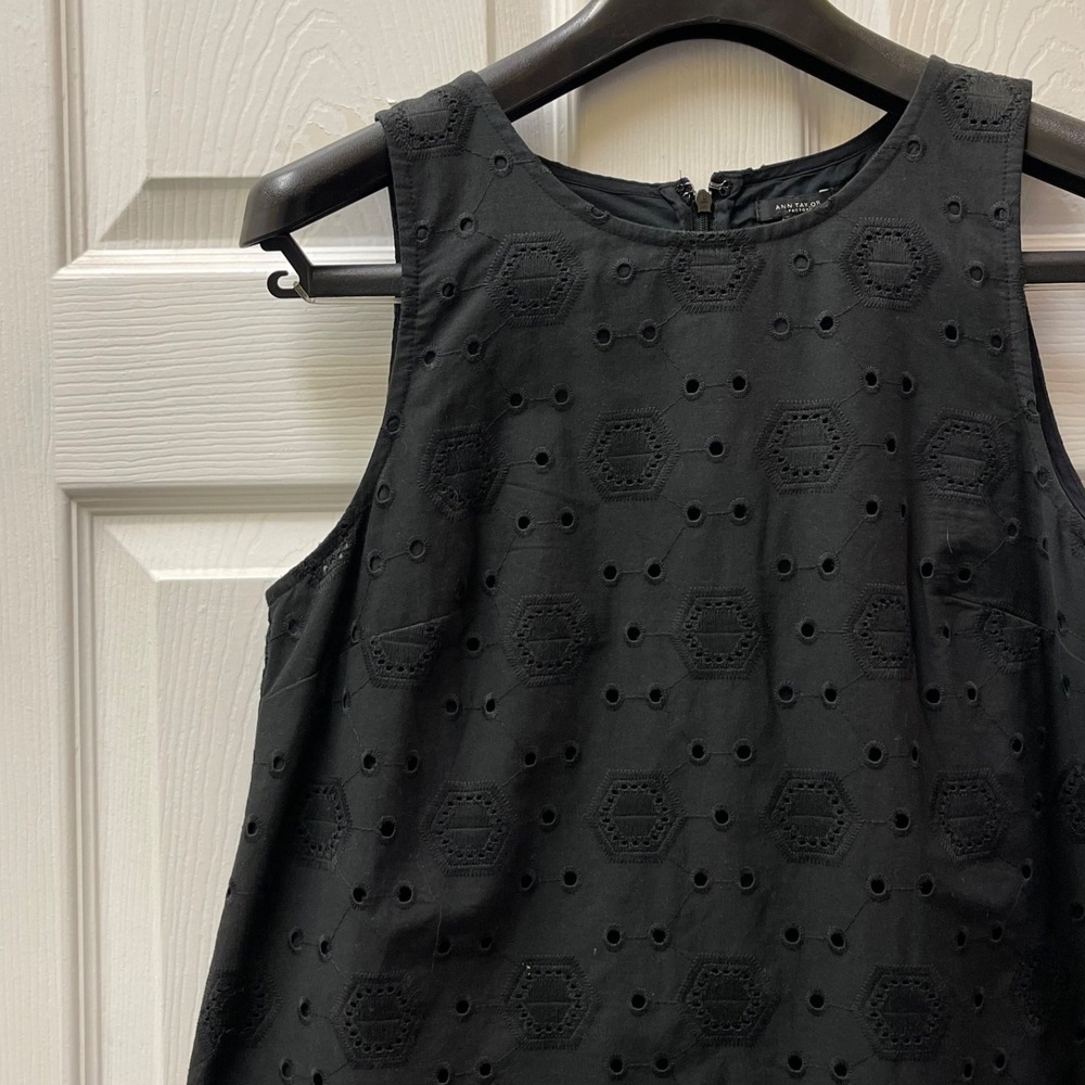 Ann Taylor Dress Women's Sz 6 Black Embroidered Eyelet Scalloped Hem Shift Dress